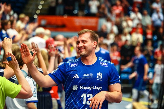 Handball I Men I Season 2025 2026 I Bundesliga I 33 Matchday I HSV Hamburg HSG Wetzlar I 04 06 2026 Niklas Weller 13, HSV Hamburg thanks the fans Copyright: xLobeca RalfxHomburgx