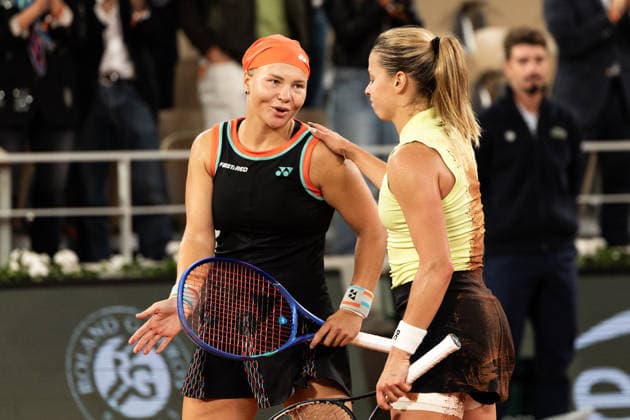 2026 French Open - Day Twelve Diana Shnaider (left) shakes hands with Maja Chwalinska (right) after their semi-final women s singles match on day 12 of the French Open tennis tournament on Court Philippe Chatrier at the Roland-Garros Complex in Paris, France. Paris France  Copyright: xIbrahimxEzzatx originalFilename:ezzat-notitle260604_npmsH.jpg