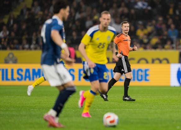 260604 Referee Aaron Wyn Jones during the international friendly football match between Sweden and Greece on June 4, 2026 in Stockholm Photo Johanna Säll BILDBYRAN code JL JM0822 bbeng fotboll football soccer fotball träningslandskamp international friendly sverige sweden sverige a grekland greece  Copyright: JOHANNAxSÄLL BB260604BB953