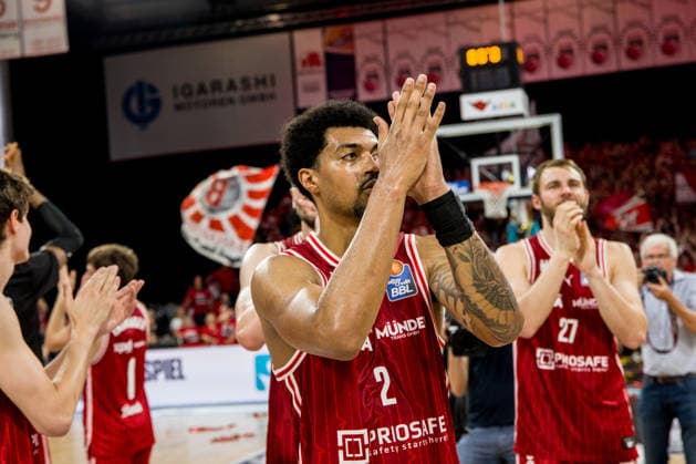 Bamberg, Germany 04 June 2026 1 BBL playoff semi-final 2025 2026 Sp 3 Bamberg Baskets vs Alba Berlin In the picture Ibi Watson Bamberg cheers to the fans Brose Arena Bayern Copyright: xFotostandx xSchmittx