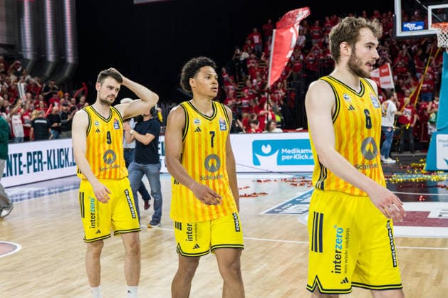Bamberg, Germany 04 June 2026 1 BBL playoff semi-final 2025 2026 Sp 3 Bamberg Baskets vs Alba Berlin Pictured from left Jonas Mattisseck Berlin , Jack Kayil Berlin and Malte Delow Berlin run off the pitch disappointed Brose Arena Bayern Copyright: xFotostandx xSchmittx