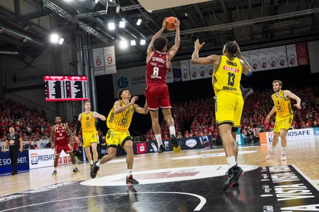 Bamberg, Germany 04 June 2026 1 BBL Playoff Semifinal 2025 2026 Sp 3 Bamberg Baskets vs Alba Berlin Pictured from left Jack Kayil Berlin , Demarcus Demonia Bamberg and JÂ wan Roberts Berlin Brose Arena Bayern Copyright: xFotostandx xSchmittx