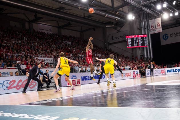Bamberg, Germany 04 June 2026 1 BBL Playoff Semifinals 2025 2026 Sp 3 Bamberg Baskets vs Alba Berlin In the picture Cobe Williams Bamberg takes the free 3 point shot Brose Arena Bayern Copyright: xFotostandx xSchmittx