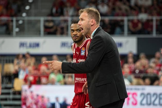 Bamberg, Germany 04 June 2026 1 BBL playoff semi-final 2025 2026 Sp 3 Bamberg Baskets vs Alba Berlin In the picture from left Cobe Williams Bamberg and coach Anton Gavel Bamberg in conversation Brose Arena Bayern Copyright: xFotostandx xSchmittx