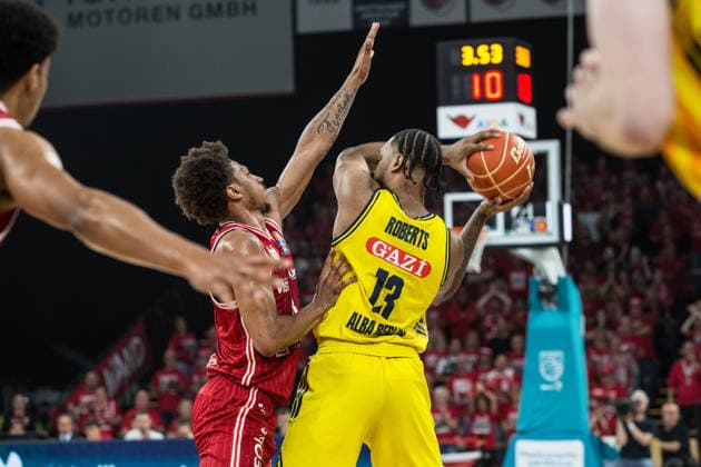 Bamberg, Germany 04 June 2026 1 BBL playoff semi-final 2025 2026 Sp 3 Bamberg Baskets vs Alba Berlin In the picture from left Demarcus Demonia Bamberg and JÂ wan Roberts Berlin Brose Arena Bayern Copyright: xFotostandx xSchmittx