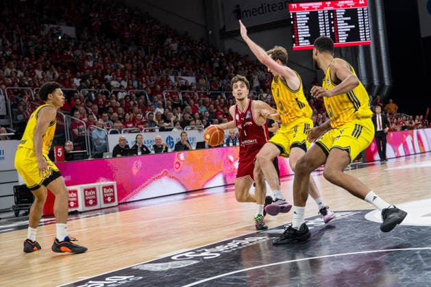 Bamberg, Germany 04 June 2026 1 BBL Playoff Semifinals 2025 2026 Sp 3 Bamberg Baskets vs Alba Berlin In the picture Zachary Ensminger Bamberg against the Berlin defense Brose Arena Bayern Copyright: xFotostandx xSchmittx