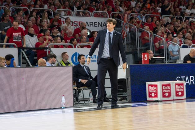 Bamberg, Germany 04 June 2026 1 BBL playoff semi-final 2025 2026 Sp 3 Bamberg Baskets vs Alba Berlin In the picture coach Pedro Calles Berlin single on the sidelines Brose Arena Bayern Copyright: xFotostandx xSchmittx