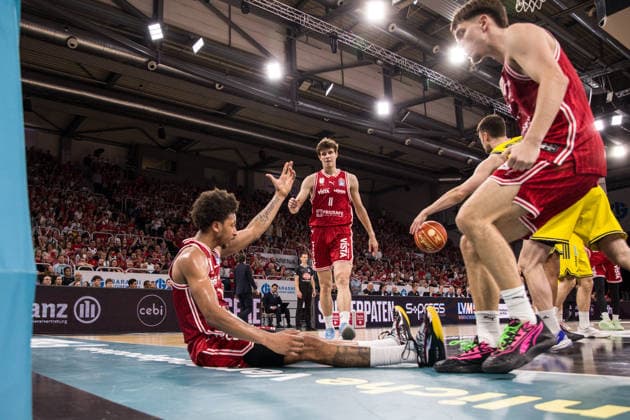 Bamberg, Germany 04 June 2026 1 BBL Playoff Semifinal 2025 2026 Sp 3 Bamberg Baskets vs Alba Berlin In the picture Demarcus Demonia Bamberg Cheers after his basket with Faul Brose Arena Bayern Copyright: xFotostandx xSchmittx