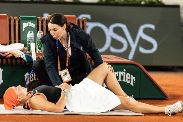 2026 French Open - Day Twelve Diana Shnaider receives medical aid during her semi-final women s singles match against Maja Chwalinska on day 12 of the French Open tennis tournament on Court Philippe Chatrier at the Roland-Garros Complex in Paris, France. Paris France  Copyright: xIbrahimxEzzatx originalFilename:ezzat-notitle260604_npS5Q.jpg