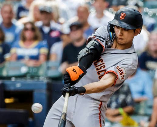 San Francisco Giants right fielder Jung Hoo Lee hits as single in the seventh inning of the MLB, Baseball Herren, USA game between the San Francisco Giants and the Milwaukee Brewers at American Family Field in Milwaukee, Wisconsin on Thursday, June 4, 2026.  MIL20260604833 TANNENxMAURY