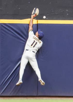 Milwaukee Brewers left fielder Jackson Chourio fails to catch a three RBI home run ball hit by San Francisco Giants catcher Eric Haase in the seventh inning of the MLB, Baseball Herren, USA game between the San Francisco Giants and the Milwaukee Brewers at American Family Field in Milwaukee, Wisconsin on Thursday, June 4, 2026.  MIL20260604839 TANNENxMAURY