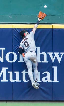San Francisco Giants center fielder Drew Gilbert robs Milwaukee Brewers first baseman Andrew Vaughn of a home run in the seventh inning of the MLB, Baseball Herren, USA game between the San Francisco Giants and the Milwaukee Brewers at American Family Field in Milwaukee, Wisconsin on Thursday, June 4, 2026.  MIL20260604843 TANNENxMAURY