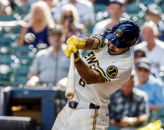 Milwaukee Brewers shortstop David Hamilton hits a home run in the eighth inning of the MLB, Baseball Herren, USA game between the San Francisco Giants and the Milwaukee Brewers at American Family Field in Milwaukee, Wisconsin on Thursday, June 4, 2026.  MIL20260604846 TANNENxMAURY
