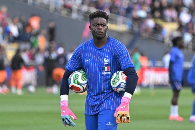 Friendly Match - France v Ivory Coast - FA French goalkeeper Brice Samba warms up before the friendly football match between France and Ivory Coast at the Beaujoire stadium in Nantes on June 4, 2026. Photo by Firas Abdullah ABACAPRESS.COM Nantes Pays de la Loire France  Copyright: xAbdullahxFiras ABACAx