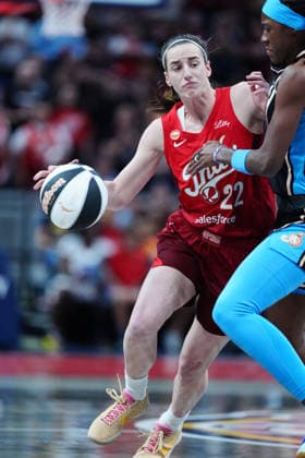 INDIANAPOLIS, IN - JUNE 04: Indiana Fever guard Caitlin Clark (22) drives to the basket against Atlanta Dream forward Rhyne Howard (10) on June 4, 2026, at Gainbridge Fieldhouse in Indianapolis, Indiana. (Photo by Brian Spurlock Icon Sportswire) WNBA, Basketball Damen, USA JUN 04 Atlanta Dream at Indiana Fever EDITORIAL USE ONLY Icon26060420