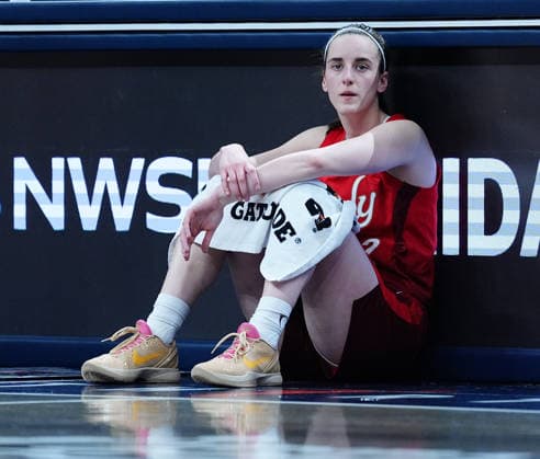 INDIANAPOLIS, IN - JUNE 04: Indiana Fever guard Caitlin Clark (22) waits to check into the game against the Atlanta Dream on June 4, 2026, at Gainbridge Fieldhouse in Indianapolis, Indiana. (Photo by Brian Spurlock Icon Sportswire) WNBA, Basketball Damen, USA JUN 04 Atlanta Dream at Indiana Fever EDITORIAL USE ONLY Icon26060424