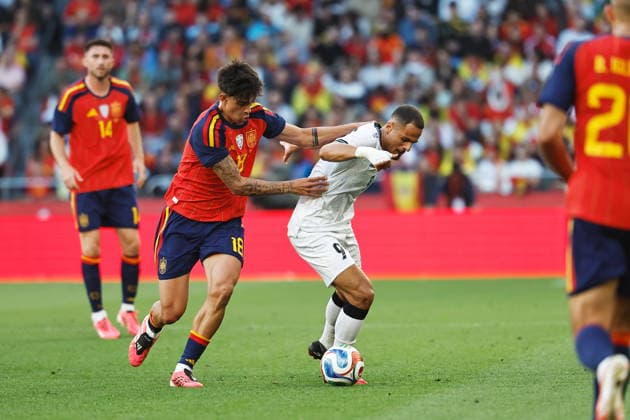 (L-R) Marc Bernal (ESP), Ali Alhamadi (IRQ), JUNE 4, 2026 - Football Soccer : International Friendly, Länderspiel, Nationalmannschaft match between Spain - Iraq at the Estadio Municipal de Riazor in A Coruna, Spain. Noxthirdxpartyxsale  aflo_333275318