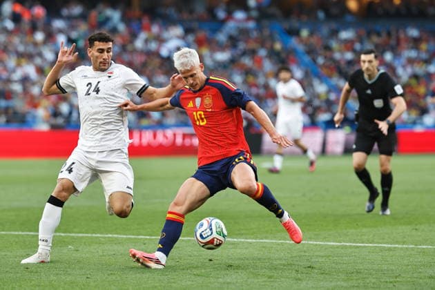 (L-R) Zaid Ismael (IRQ), Dani Olmo (ESP), JUNE 4, 2026 - Football Soccer : International Friendly, Länderspiel, Nationalmannschaft match between Spain - Iraq at the Estadio Municipal de Riazor in A Coruna, Spain. Noxthirdxpartyxsale  aflo_333275421