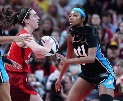 INDIANAPOLIS, IN - JUNE 04: Indiana Fever guard Caitlin Clark (22) is guarded by Atlanta Dream center Angel Reese (5) on June 4, 2026, at Gainbridge Fieldhouse in Indianapolis, Indiana. (Photo by Brian Spurlock Icon Sportswire) WNBA, Basketball Damen, USA JUN 04 Atlanta Dream at Indiana Fever EDITORIAL USE ONLY Icon26060438
