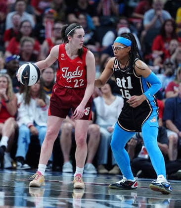 INDIANAPOLIS, IN - JUNE 04: Indiana Fever guard Caitlin Clark (22) is guarded by Atlanta Dream guard Allisha Gray (15) on June 4, 2026, at Gainbridge Fieldhouse in Indianapolis, Indiana. (Photo by Brian Spurlock Icon Sportswire) WNBA, Basketball Damen, USA JUN 04 Atlanta Dream at Indiana Fever EDITORIAL USE ONLY Icon26060447