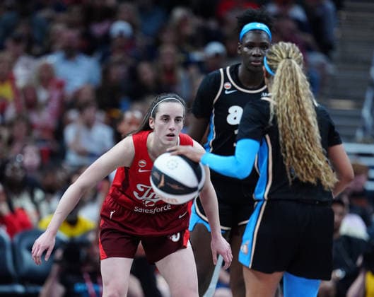 INDIANAPOLIS, IN - JUNE 04: Indiana Fever guard Caitlin Clark (22) guards Atlanta Dream guard Jordin Canada (3) on June 4, 2026, at Gainbridge Fieldhouse in Indianapolis, Indiana. (Photo by Brian Spurlock Icon Sportswire) WNBA, Basketball Damen, USA JUN 04 Atlanta Dream at Indiana Fever EDITORIAL USE ONLY Icon26060448