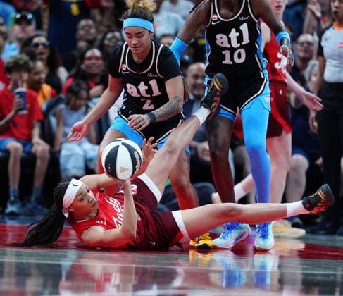 INDIANAPOLIS, IN - JUNE 04: Indiana Fever forward Makayla Timpson (21) looks to pass the ball after coming up with a loose ball during a game against the Atlanta Dream on June 4, 2026, at Gainbridge Fieldhouse in Indianapolis, Indiana. (Photo by Brian Spurlock Icon Sportswire) WNBA, Basketball Damen, USA JUN 04 Atlanta Dream at Indiana Fever EDITORIAL USE ONLY Icon26060454