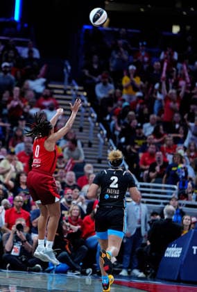 INDIANAPOLIS, IN - JUNE 04: Indiana Fever guard Kelsey Mitchell (0) makes a 3 point shot giving her 5,000 career points during a game against the Atlanta Dream on June 4, 2026, at Gainbridge Fieldhouse in Indianapolis, Indiana. (Photo by Brian Spurlock Icon Sportswire) WNBA, Basketball Damen, USA JUN 04 Atlanta Dream at Indiana Fever EDITORIAL USE ONLY Icon26060459