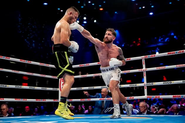 June 4, 2026, Montreal, Pq, CANADA: Avery Martin Duval, right, hits Jose Rodolfo Enriquez during their lightweight fight in Montreal on Thursday, June 4, 2026. Canada News - June 4, 2026  - ZUMAc35_ 20260604_zaf_c35_163 Copyright: xChristopherxKatsarovx