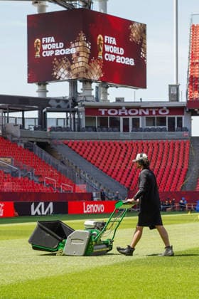 Toronto Stadium - Media Tour FIFA Wolrd Cup The groundsman is cutting the grass at Toronto s stadium a week before the start of the FIFA World Cup, WM, Weltmeisterschaft, Fussball during the Toronto Stadium - Media Tour on June 04, 2026 in Toronto, Canada. (Photo by Leonardo Ramirez Eyepix Group) Copyright: xLeonardoxRamirezx xEyepixxGroupx LR06042026-08654