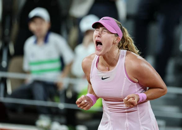 (260605) -- PARIS, June 5, 2026 -- Mirra Andreeva celebrates after the women s singles semifinal match between Marta Kostyuk of Ukraine and Mirra Andreeva of Russia at the French Open tennis tournament at Roland Garros, Paris, France, June 4, 2026. ) (SP)FRANCE-PARIS-TENNIS-FRENCH OPEN-WOMEN S SINGLES-SEMIFINAL WuxHuiwo 