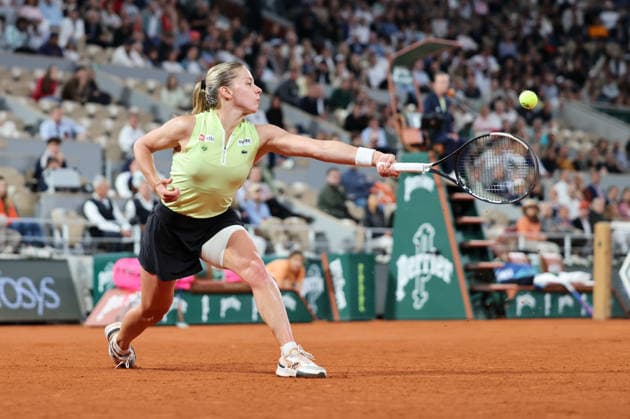 (260605) -- PARIS, June 5, 2026 -- Maja Chwalinska hits a return during the women s singles semifinal match between Maja Chwalinska of Poland and Diana Shnaider of Russia at the French Open tennis tournament at Roland Garros, Paris, France, June 4, 2026. ) (SP)FRANCE-PARIS-TENNIS-FRENCH OPEN-WOMEN S SINGLES-SEMIFINAL WuxHuiwo 