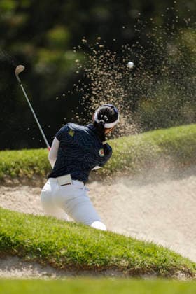 Atthaya Thitikul hits from the 5th bunker in the first round of the U.S. Women s Open golf championship at Riviera Country Club in Pacific Palisades, California on Thursday, June 4, 2026.  GLP20260604101311 CAROLINExBREHMAN