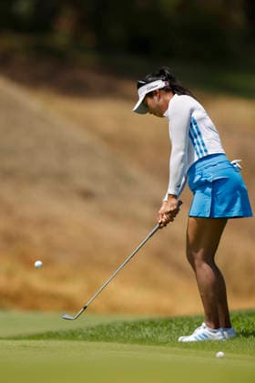 Patty Tavatanakit chips onto the 5th green in the first round of the U.S. Women s Open golf championship at Riviera Country Club in Pacific Palisades, California on Thursday, June 4, 2026.  GLP20260604101312 CAROLINExBREHMAN