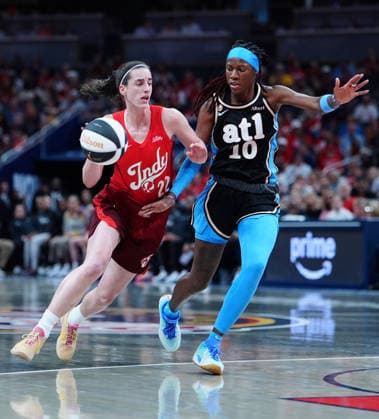 INDIANAPOLIS, IN - JUNE 04: Indiana Fever guard Caitlin Clark (22) drives to the basket against Atlanta Dream forward Rhyne Howard (10) on June 4, 2026, at Gainbridge Fieldhouse in Indianapolis, Indiana. (Photo by Brian Spurlock Icon Sportswire) WNBA, Basketball Damen, USA JUN 04 Atlanta Dream at Indiana Fever EDITORIAL USE ONLY Icon26060469