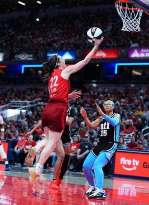 INDIANAPOLIS, IN - JUNE 04: Indiana Fever guard Caitlin Clark (22) lays the ball in against Atlanta Dream guard Allisha Gray (15) on June 4, 2026, at Gainbridge Fieldhouse in Indianapolis, Indiana. (Photo by Brian Spurlock Icon Sportswire) WNBA, Basketball Damen, USA JUN 04 Atlanta Dream at Indiana Fever EDITORIAL USE ONLY Icon26060470