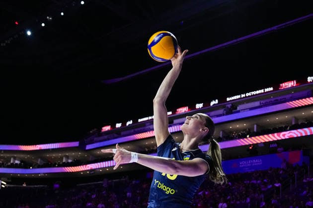 2026 Women s Volleyball Nations League - Quebec City - Day2 Anna Artyshuk 19 of Ukraine warms up during the 2026 Women s Volleyball Nations League match between Ukraine and Germany at Videotron Centre in Quebec City, Canada, on June 4, 2026. Quebec City Quebec Canada  Copyright: xYuanxTianx originalFilename:tian-2026wome260604_npdoW.jpg