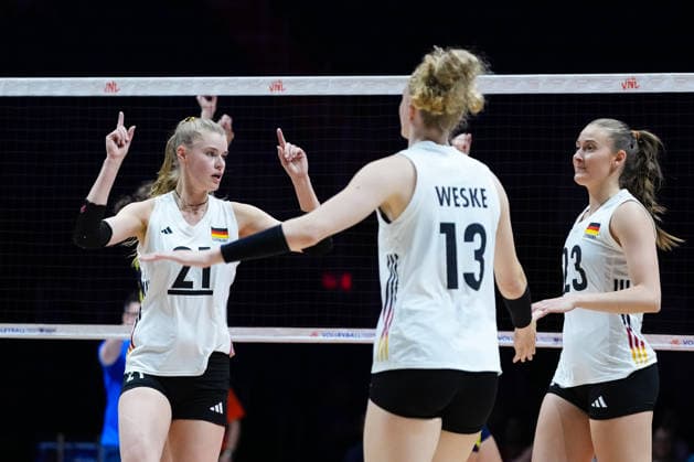 2026 Women s Volleyball Nations League - Quebec City - Day2 Camilla Weitzel 21 of Germany and Emilia Weske 13 of Germany celebrate after scoring a point during the 2026 Women s Volleyball Nations League match between Ukraine and Germany at Videotron Centre in Quebec City, Canada, on June 4, 2026. Quebec City Quebec Canada  Copyright: xYuanxTianx originalFilename:tian-2026wome260604_npfqt.jpg