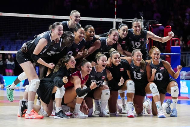 2026 Women s Volleyball Nations League - Quebec City - Day2 Team Canada celebrates after the 2026 Women s Volleyball Nations League match between Canada and the United States at Videotron Centre in Quebec City, Canada, on June 4, 2026. Quebec City Quebec Canada  Copyright: xYuanxTianx originalFilename:tian-2026wome260604_npXXh.jpg