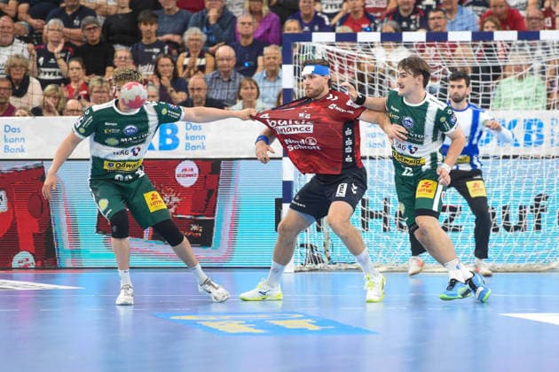 Handball I Men I Season 2025 2026 I Bundesliga I 33 Matchday I SG Flensburg Handewitt ThSV Eisenach I 04 06 2026 from left Tillmann Leu 99, ThSV Eisenach , Johannes Golla 4, SG Flensburg Handewitt , Felix Aellen 22, ThSV Eisenach Copyright: xLobeca JanxKirschnerx