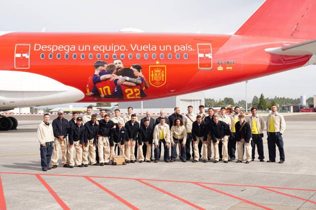 The Spanish national soccer team leaves on its way to the 2026 World Cup The players of the Spanish national soccer team and their coach, Luis de la Fuente, before taking the flight to the World Cup, at the Santiago Rosalía de Castro Airport, in Santiago de Compostela, A Coruna, Galicia Spain Fans have approached the Santiago Rosalía de Castro Airport to say goodbye to the players of the Spanish national soccer team who are heading to Nashville where they will take another flight to Chattanooga Tennessee, where the team will have its headquarters before the debut in the World Cup 2026 to be held in the United States, Mexico and Canada 05 JUNE 2026 Á Espana  Copyright: xÃlvaroxBallesterosx 7573054
