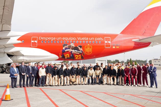 The Spanish national soccer team leaves on its way to the 2026 World Cup The players of the Spanish national soccer team and their coach, Luis de la Fuente, before taking the flight to the World Cup, at the Santiago Rosalía de Castro Airport, in Santiago de Compostela, A Coruna, Galicia Spain Fans have approached the Santiago Rosalía de Castro Airport to say goodbye to the players of the Spanish national soccer team who are heading to Nashville where they will take another flight to Chattanooga Tennessee, where the team will have its headquarters before the debut in the World Cup 2026 to be held in the United States, Mexico and Canada 05 JUNE 2026 Á Espana  Copyright: xÃlvaroxBallesterosx 7573056