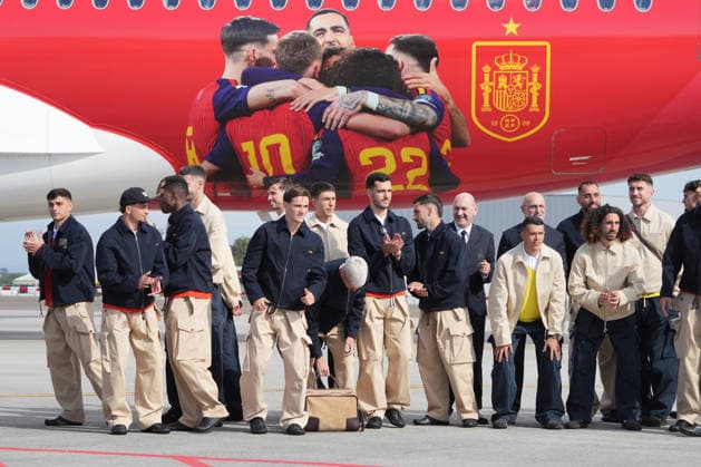 The Spanish national soccer team leaves on its way to the 2026 World Cup The players of the Spanish national soccer team and their coach, Luis de la Fuente, before taking the flight to the World Cup, at the Santiago Rosalía de Castro Airport, in Santiago de Compostela, A Coruna, Galicia Spain Fans have approached the Santiago Rosalía de Castro Airport to say goodbye to the players of the Spanish national soccer team who are heading to Nashville where they will take another flight to Chattanooga Tennessee, where the team will have its headquarters before the debut in the World Cup 2026 to be held in the United States, Mexico and Canada 05 JUNE 2026 Á Espana  Copyright: xÃlvaroxBallesterosx 7573068