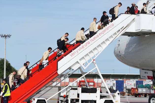 The Spanish national soccer team leaves on its way to the 2026 World Cup The players of the Spanish national soccer team and their coach, Luis de la Fuente, before taking the flight to the World Cup, at the Santiago Rosalía de Castro Airport, in Santiago de Compostela, A Coruna, Galicia Spain Fans have approached the Santiago Rosalía de Castro Airport to say goodbye to the players of the Spanish national soccer team who are heading to Nashville where they will take another flight to Chattanooga Tennessee, where the team will have its headquarters before the debut in the World Cup 2026 to be held in the United States, Mexico and Canada 05 JUNE 2026 Á Espana  Copyright: xÃlvaroxBallesterosx 7573070