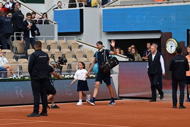 Tennis -Internationaux de France - Roland Garros 2026 - ITF - 05 06 2026 - Tennis -Internationaux de France - Roland Garros 2026 - ITF - 05 06 2026 - demi finale Alexander Zverev Allemagne contre Jakob Minsik republic Tcheque - entree des joueurs sur le central ParisFrance  Copyright: xChryslenexCaillaud Psnewzx