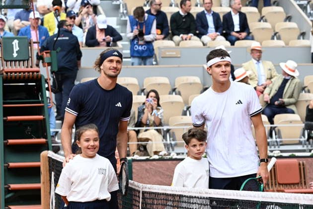 Tennis -Internationaux de France - Roland Garros 2026 - ITF - 05 06 2026 - Tennis -Internationaux de France - Roland Garros 2026 - ITF - 05 06 2026 - demi finale Alexander Zverev Allemagne contre Jakob Minsik republic Tcheque - entree des joueurs sur le central ParisFrance  Copyright: xChryslenexCaillaud Psnewzx