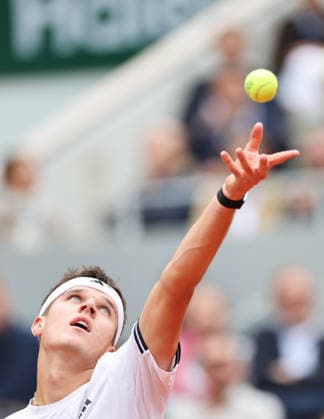 (260605) -- PARIS, June 5, 2026 -- Jakub Mensik serves during the men s singles semifinal match between Alexander Zverev of Germany and Jakub Mensik of Czech Republic at the French Open tennis tournament in Paris, France, June 5, 2026. ) (SP)FRANCE-PARIS-TENNIS-FRENCH OPEN-MEN S SINGLES-SEMIFINAL WuxHuiwo 