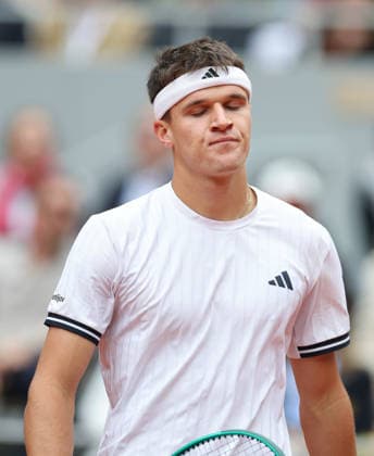 (260605) -- PARIS, June 5, 2026 -- Jakub Mensik reacts during the men s singles semifinal match between Alexander Zverev of Germany and Jakub Mensik of Czech Republic at the French Open tennis tournament in Paris, France, June 5, 2026. ) (SP)FRANCE-PARIS-TENNIS-FRENCH OPEN-MEN S SINGLES-SEMIFINAL WuxHuiwo 