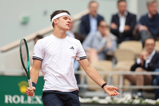 (260605) -- PARIS, June 5, 2026 -- Jakub Mensik reacts during the men s singles semifinal match between Alexander Zverev of Germany and Jakub Mensik of Czech Republic at the French Open tennis tournament in Paris, France, June 5, 2026. ) (SP)FRANCE-PARIS-TENNIS-FRENCH OPEN-MEN S SINGLES-SEMIFINAL WuxHuiwo 