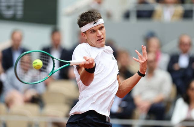 (260605) -- PARIS, June 5, 2026 -- Jakub Mensik hits a return during the men s singles semifinal match between Alexander Zverev of Germany and Jakub Mensik of Czech Republic at the French Open tennis tournament in Paris, France, June 5, 2026. ) (SP)FRANCE-PARIS-TENNIS-FRENCH OPEN-MEN S SINGLES-SEMIFINAL WuxHuiwo 