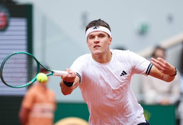 (260605) -- PARIS, June 5, 2026 -- Jakub Mensik hits a return during the men s singles semifinal match between Alexander Zverev of Germany and Jakub Mensik of Czech Republic at the French Open tennis tournament in Paris, France, June 5, 2026. ) (SP)FRANCE-PARIS-TENNIS-FRENCH OPEN-MEN S SINGLES-SEMIFINAL WuxHuiwo 